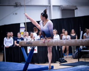 Lindsey Chia mounts the beam