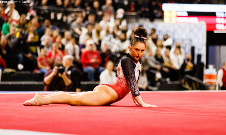 Claire Gagliardi competes on floor for Ohio State.