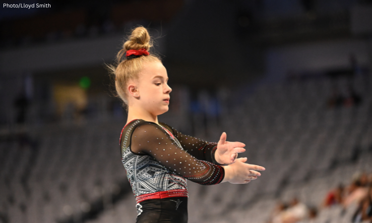 Joscelyn Roberson poses her hands on floor.